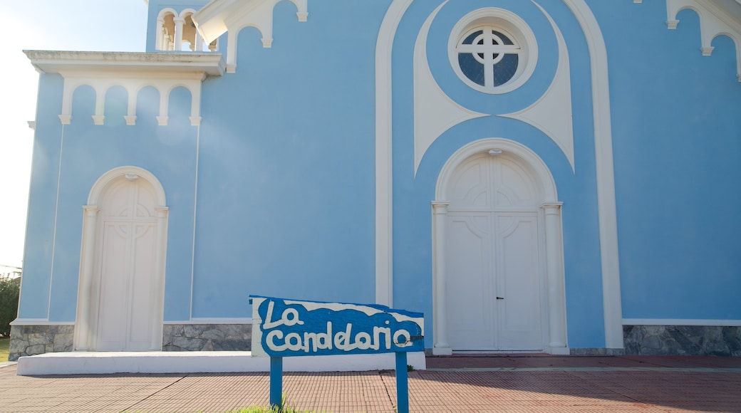 Iglesia de Nuestra Señora de la Candelaria ofreciendo señalización, un castillo y arquitectura patrimonial