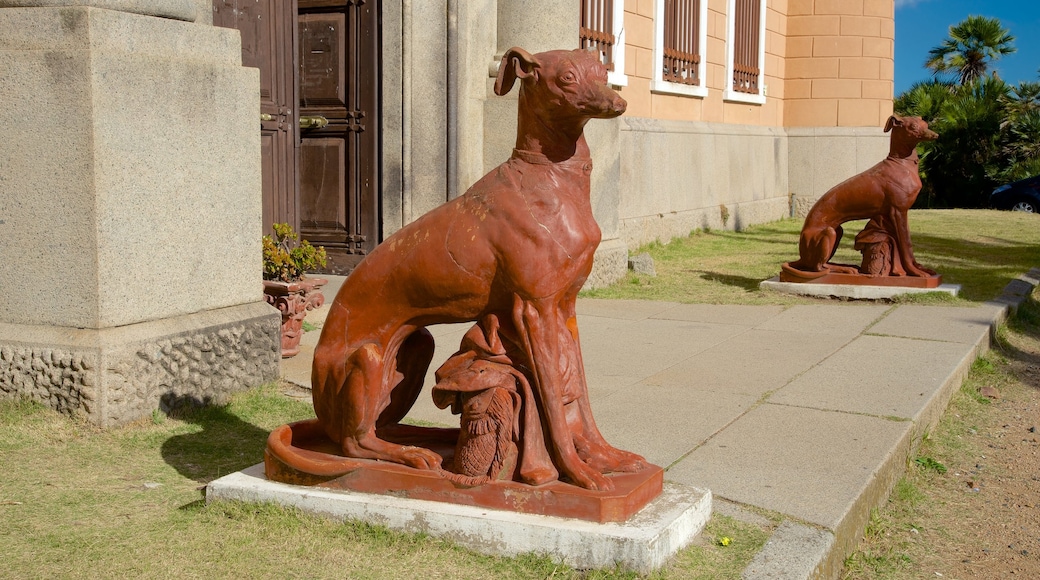 Piriápolis mit einem Palast oder Schloss und Statue oder Skulptur