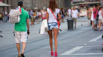 Milan featuring cbd, street scenes and a city