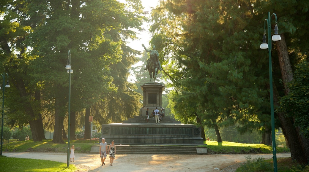 Parco Sempione toont een standbeeld of beeldhouwwerk, een tuin en een monument