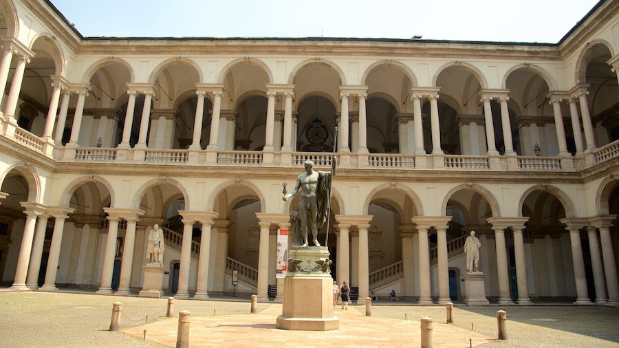 Pinacoteca di Brera caracterizando arquitetura de patrimônio e uma estátua ou escultura