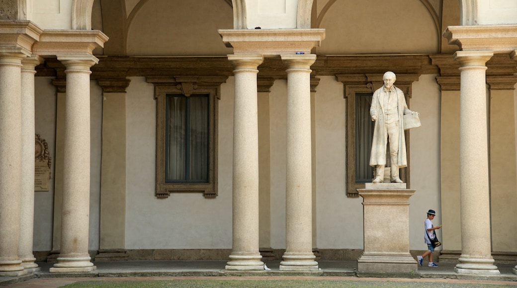 Pinacoteca di Brera ofreciendo una estatua o escultura y arquitectura patrimonial y también un hombre