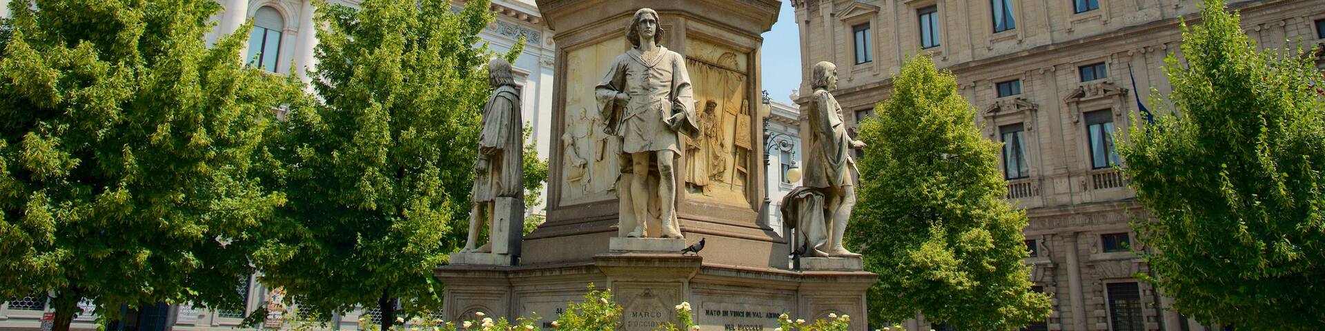 Piazza della Scala featuring a square or plaza, a statue or sculpture and heritage architecture