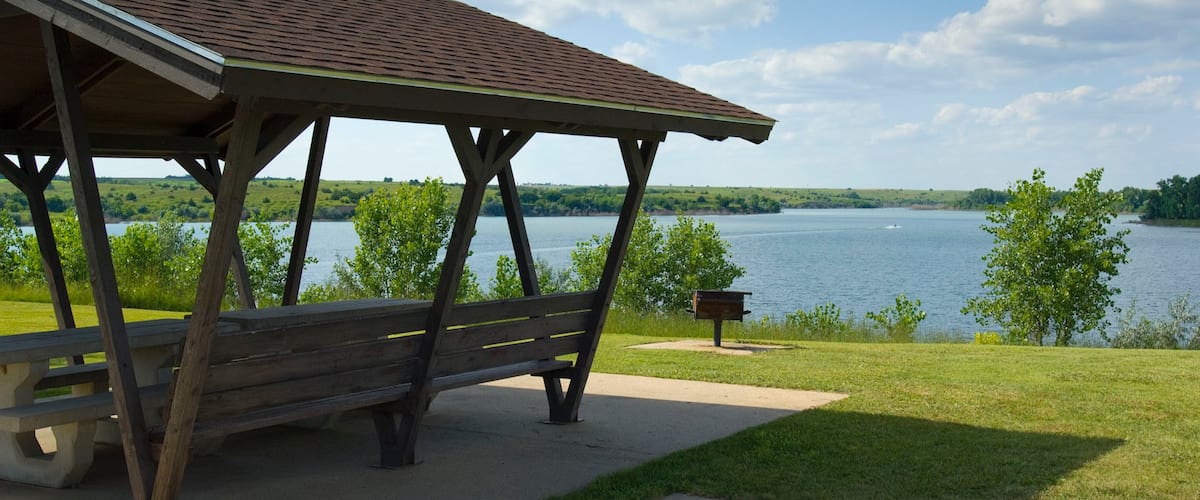 McCook montrant lac ou étang et jardin