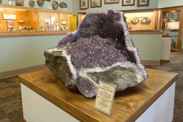 Galerie de bois pétrifié montrant statue ou sculpture et vues intérieures