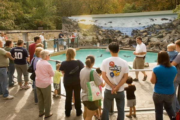 Lincoln Children\'s Zoo das einen Zootiere sowie kleine Menschengruppe