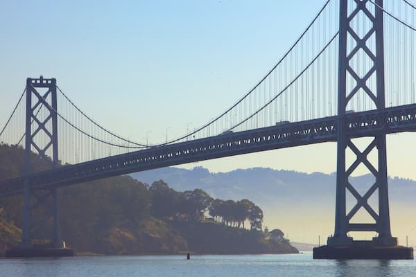 Bay Bridge montrant pont, architecture moderne et rivière ou ruisseau
