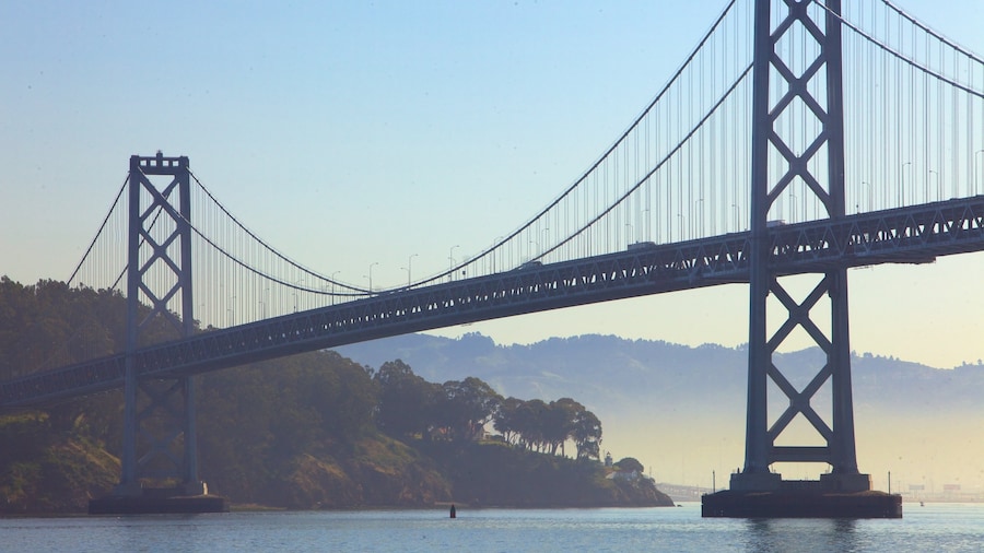 Bay Bridge caracterizando um rio ou cĂłrrego, uma ponte e arquitetura moderna