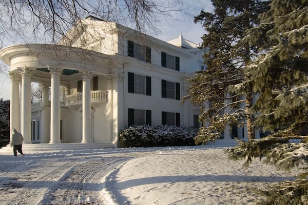 Arbor Lodge State Historical Park welches beinhaltet historische Architektur und Schnee sowie einzelner Mann