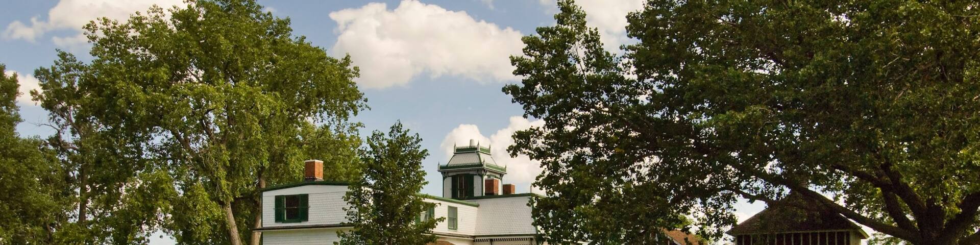 Buffalo Bill\'s Ranch featuring heritage architecture and a pond
