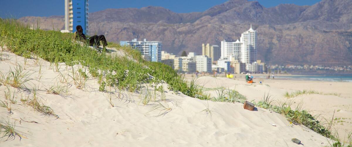 Strand mostrando montañas, una playa y vistas de paisajes