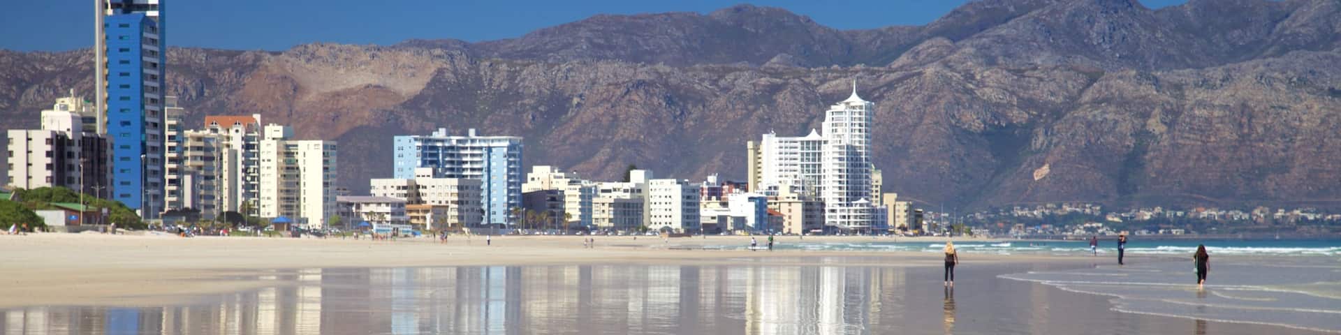 Strand mit einem Landschaften, Sandstrand und KĂŒstenort