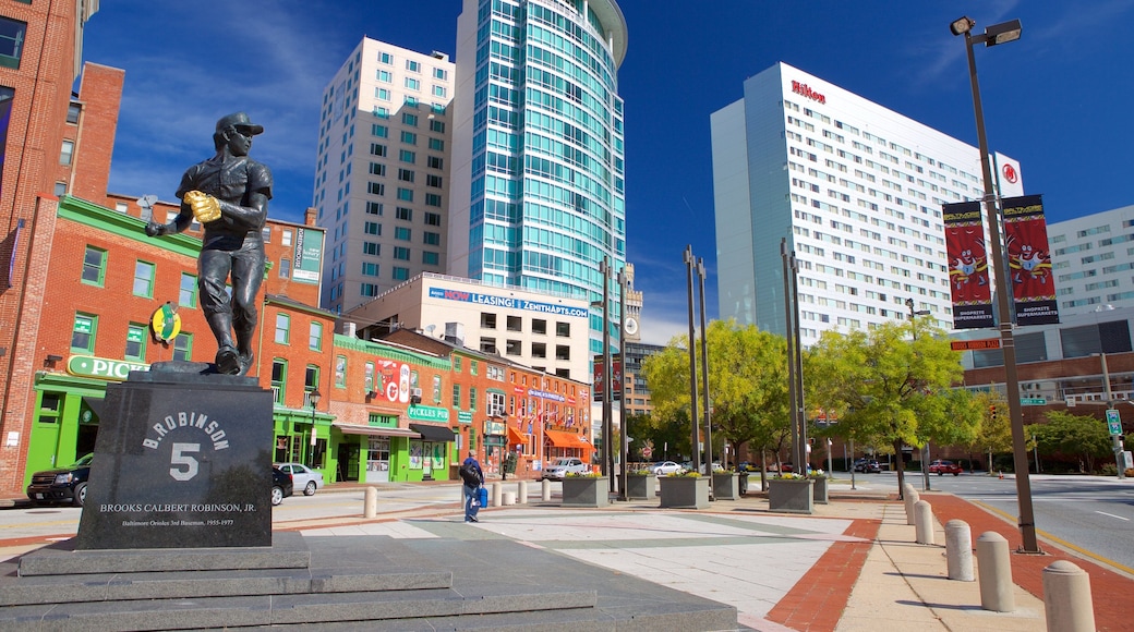 Baltimore das einen Platz oder Plaza, Statue oder Skulptur und Stadt