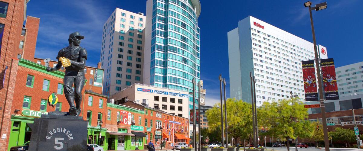 Baltimore das einen Platz oder Plaza, Statue oder Skulptur und Stadt