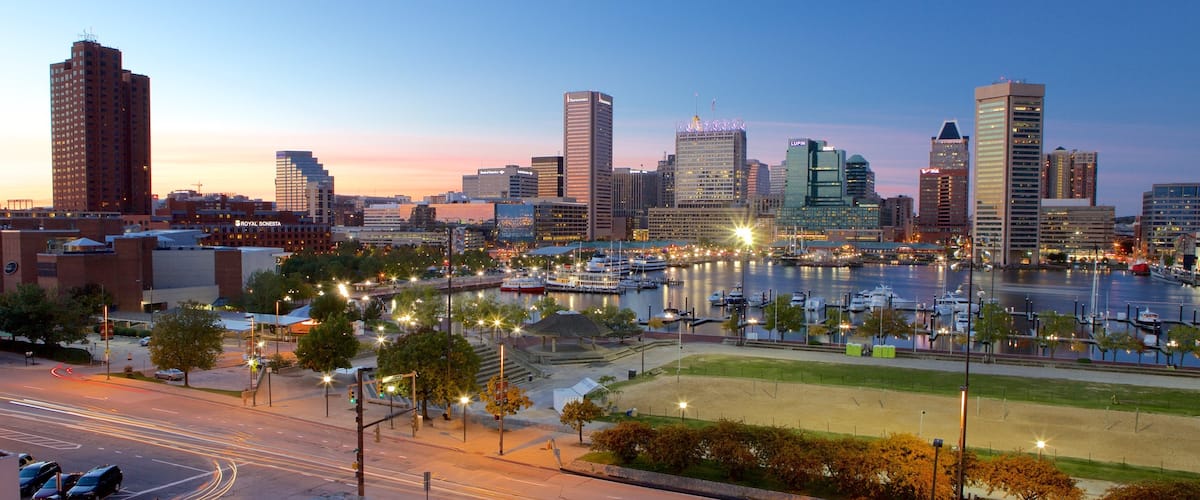 Baltimore bevat nachtleven, een zonsondergang en hoogbouw