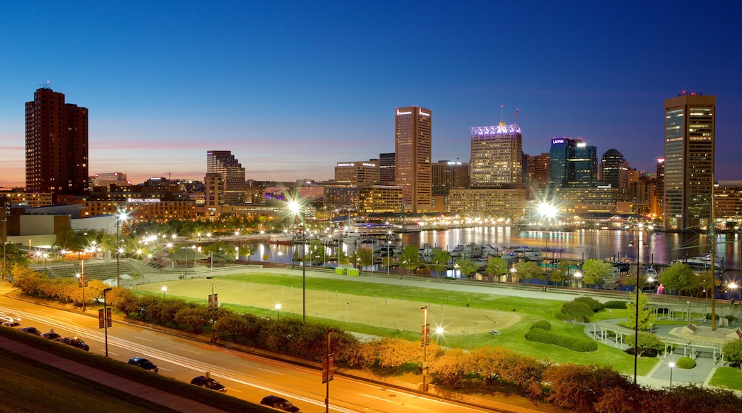 Baltimore ofreciendo una ciudad, un edificio alto y horizonte urbano