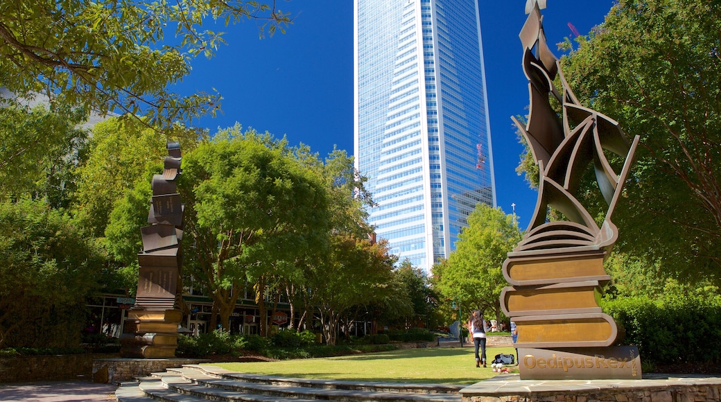 Charlotte que incluye una ciudad, arte al aire libre y un edificio alto