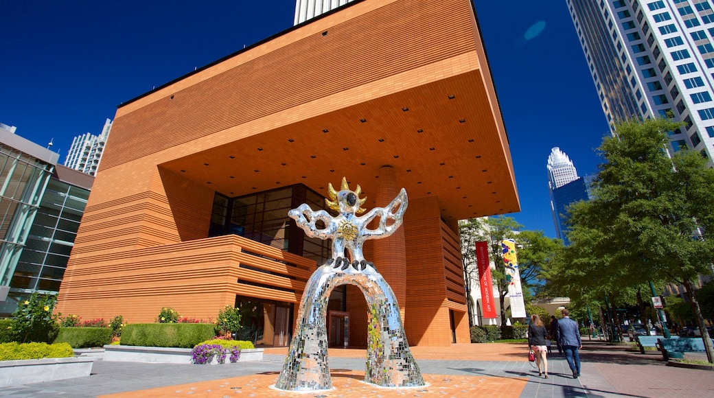 Bechtler Museum of Modern Art mostrando arte al aire libre y arquitectura moderna