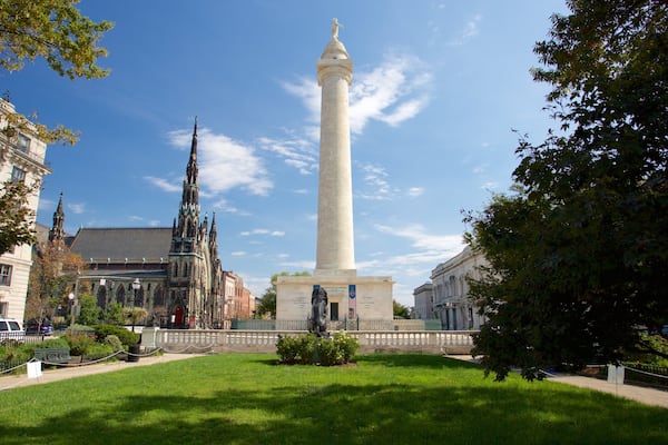 Washington Monument featuring a garden