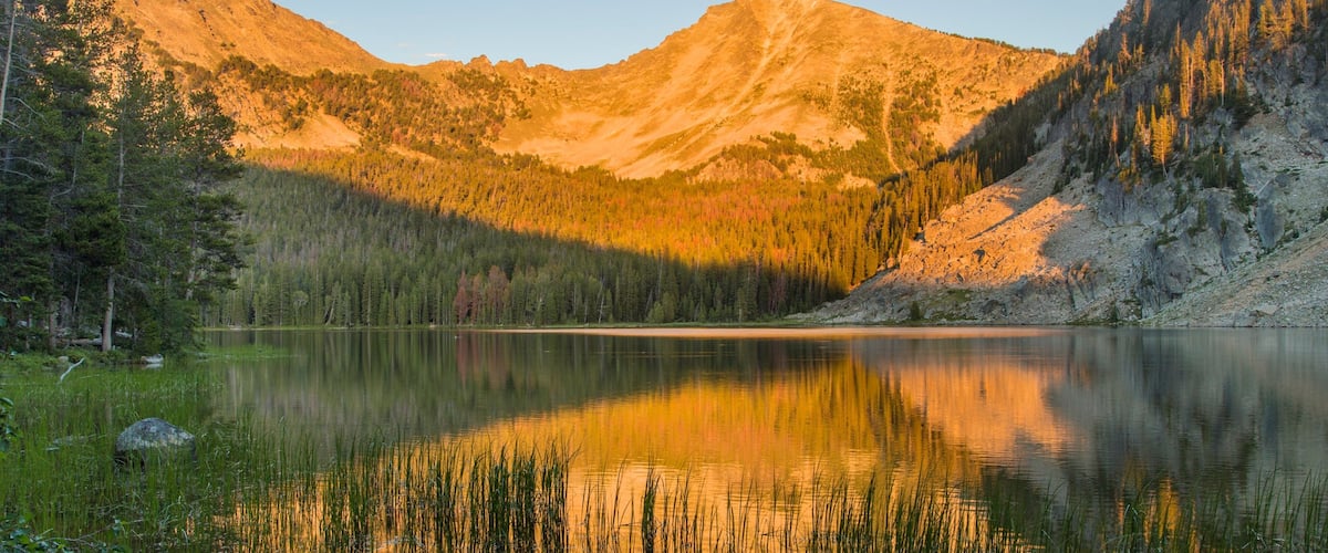 Sud-ouest du Montana montrant montagnes, lac ou étang et scÚnes forestiÚres