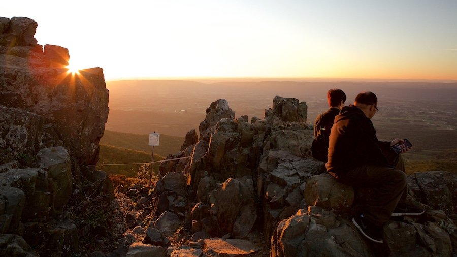 Parque Nacional Shenandoah que incluye un atardecer y montañas y también una pareja