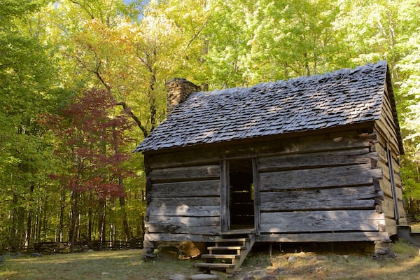 Great Smoky Mountains Nationalpark das einen ruhige Szenerie, Haus und WĂ€lder