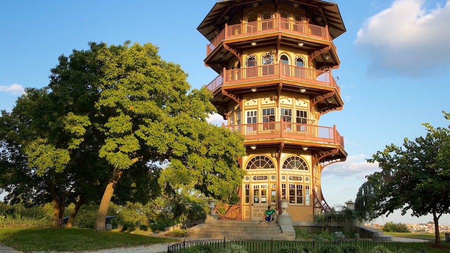 Patterson Park showing a park and heritage architecture