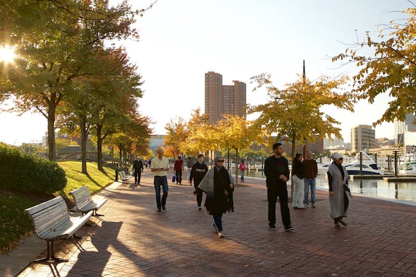 Baltimore Inner Harbor welches beinhaltet Bucht oder Hafen, Sonnenuntergang und Garten