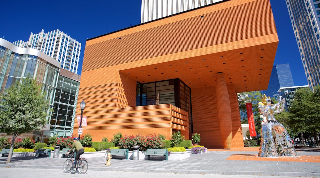 Charlotte Center City showing outdoor art and modern architecture