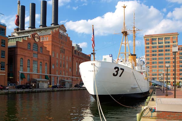 USCGC Taney mit einem historische Architektur und Marina