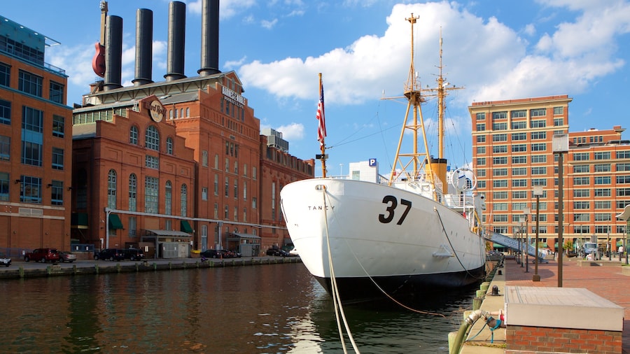 USCGC Taney che include architettura d\'epoca e porto turistico