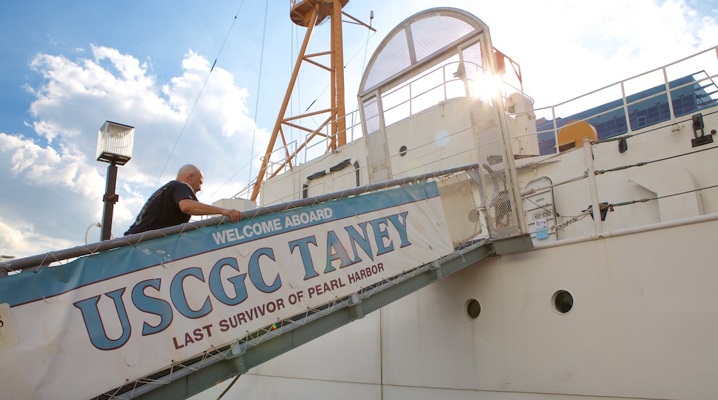 USCGC Taney såväl som en man