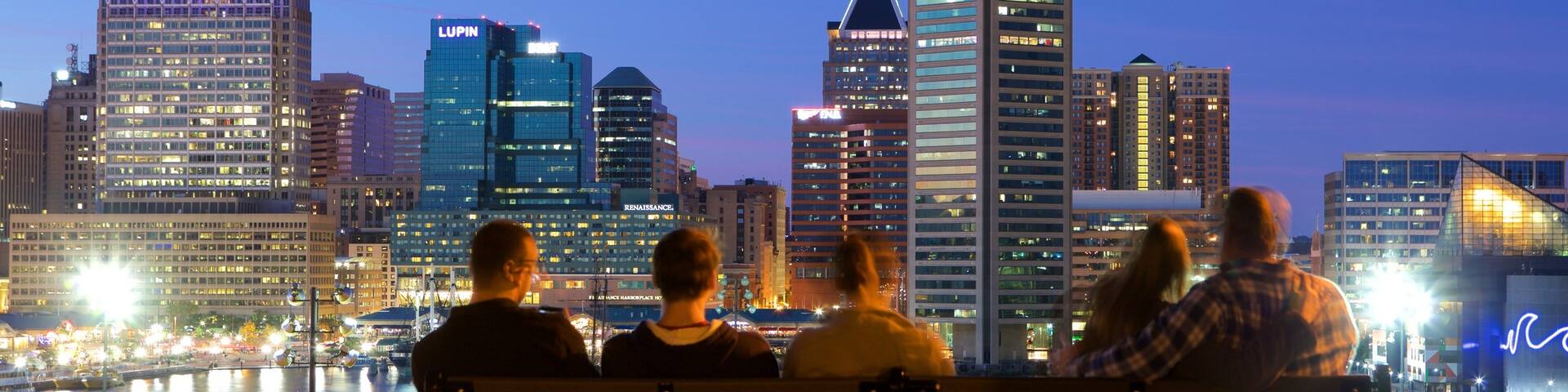 Parque Federal Hill que incluye escenas nocturnas, horizonte y un río o arroyo