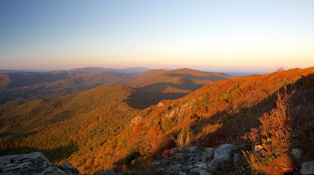 อุทยานแห่งชาติ Shenandoah แสดง ภูเขา และ พระอาทิตย์ตก