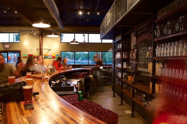 シャーロット フィーチャー 屋内の眺め 及び 少数の人々