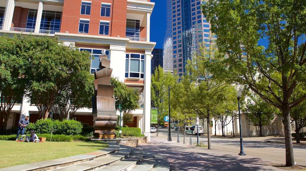 Charlotte showing outdoor art and heritage architecture