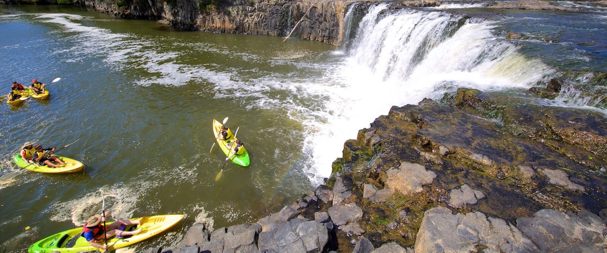Cascadas de Hururu mostrando un río o arroyo, kayak o canoa y una catarata