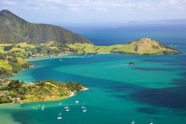 Mount Manaia qui includes baie ou port, ville côtière et montagnes