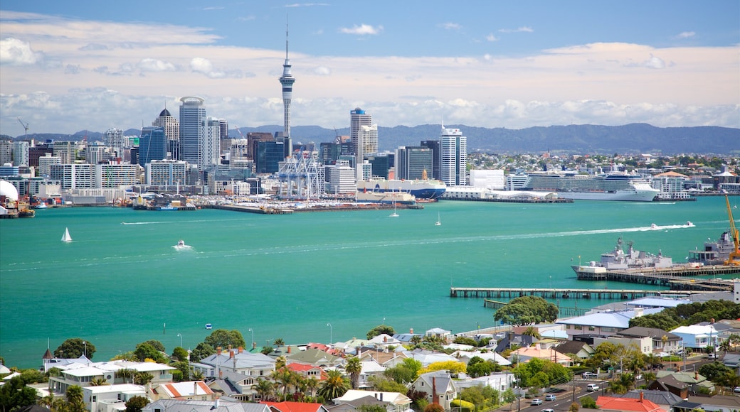 Devonport bevat skyline, een rivier of beek en een stad