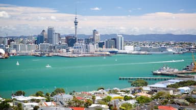 Devonport que incluye un río o arroyo, una ciudad y horizonte