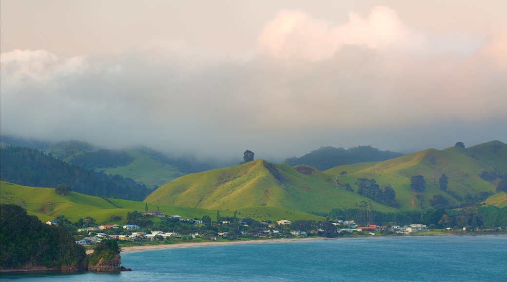 Península de Coromandel ofreciendo una ciudad costera, escenas tranquilas y una bahía o un puerto