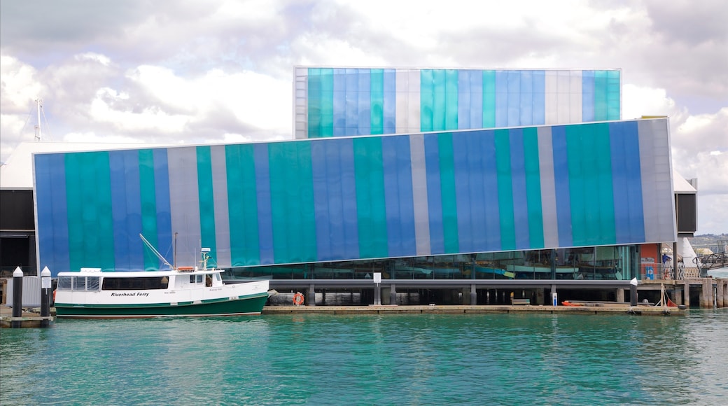 New Zealand National Maritime Museum som inkluderar en hamn eller havsbukt och modern arkitektur