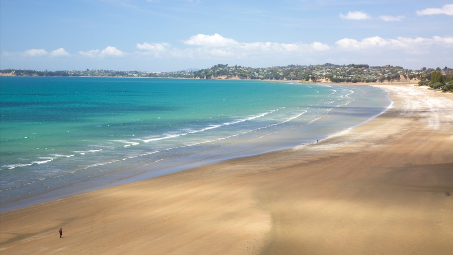 Orewa og byder på en bugt eller havn og en strand
