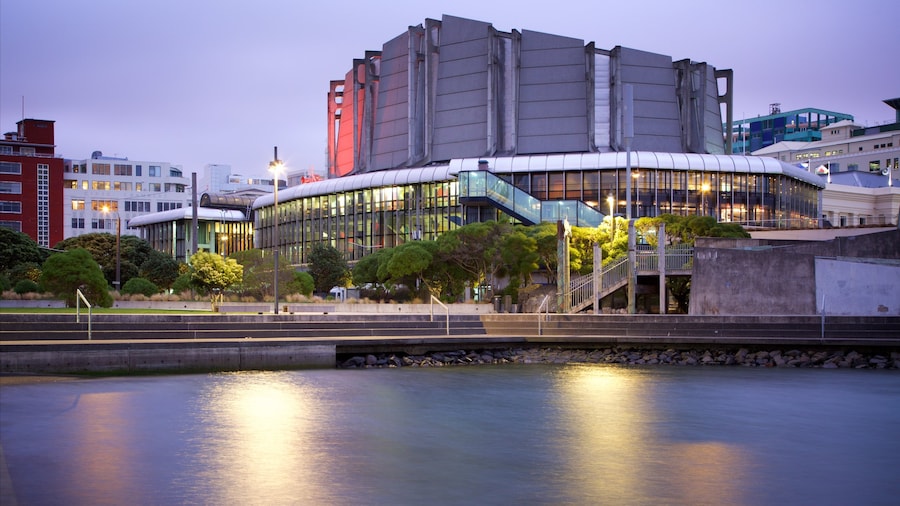 Michael Fowler Centre ofreciendo escenas nocturnas, una ciudad y arquitectura moderna