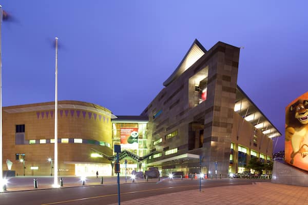 Te Papa montrant architecture moderne, scÚnes de nuit et scÚnes de théùtre