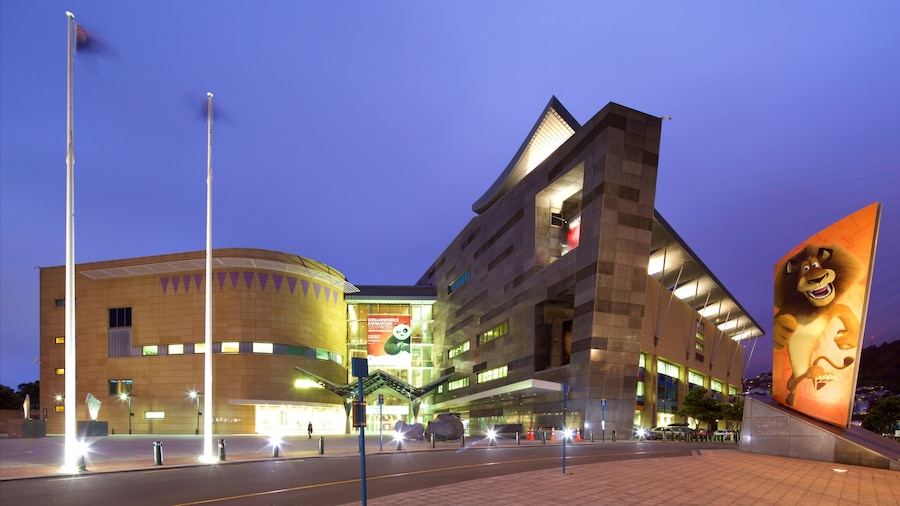 Te Papa que incluye escenas nocturnas, arquitectura moderna y escenas de teatro