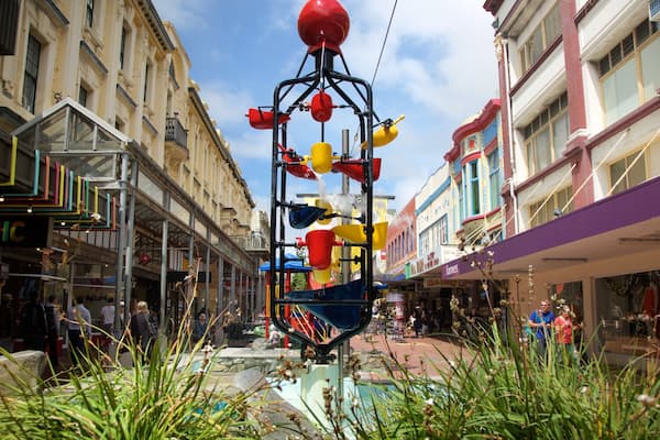 Bucket Fountain mit einem Outdoor-Kunst und historische Architektur