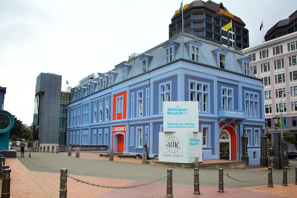Museum of Wellington City and Sea das einen Beschilderung und Platz oder Plaza