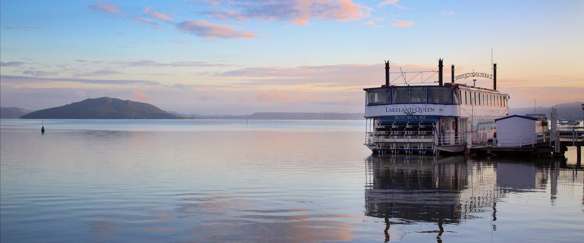 Mokoia Island mostrando una puesta de sol, crucero y un lago o abrevadero