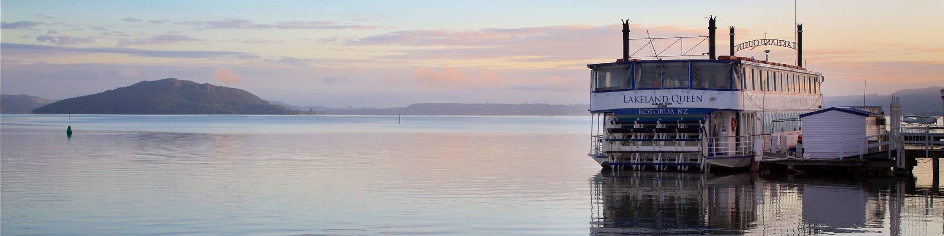 Mokoia Island mit einem Kreuzfahrten, See oder Wasserstelle und Sonnenuntergang